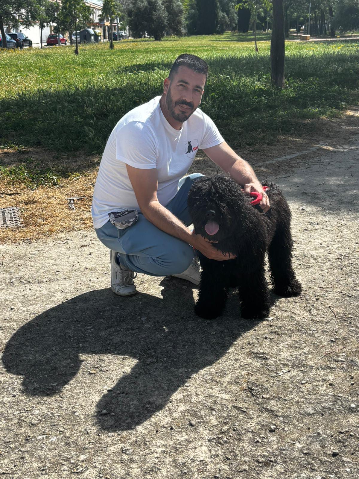 Rafael Medina, adiestrador canino en Jerez de la Frontera, trabajando con un perro